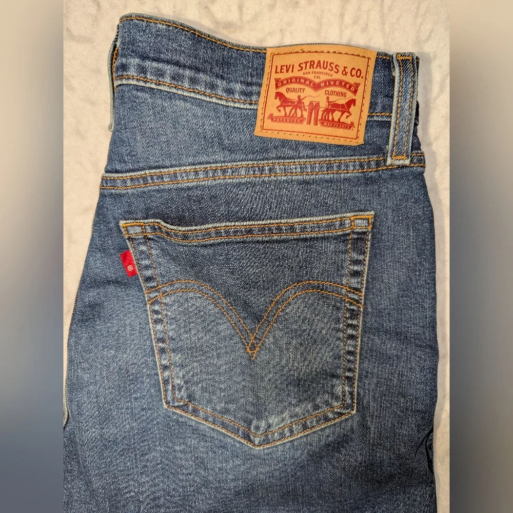 Levi's Women's Wedgie Straight Leg Button Fly Dark Wash Hi Rise 32Wx28L